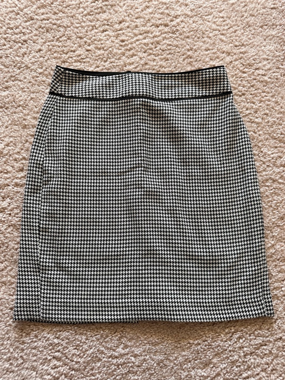 Banana Republic Black and White Houndstooth Pencil Skirt